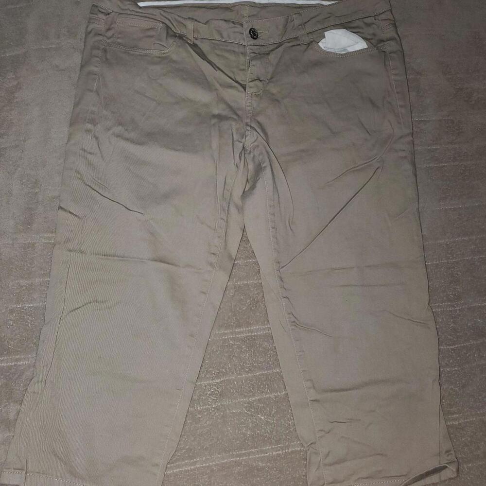 Dickies Women's Tan and Khaki Capris